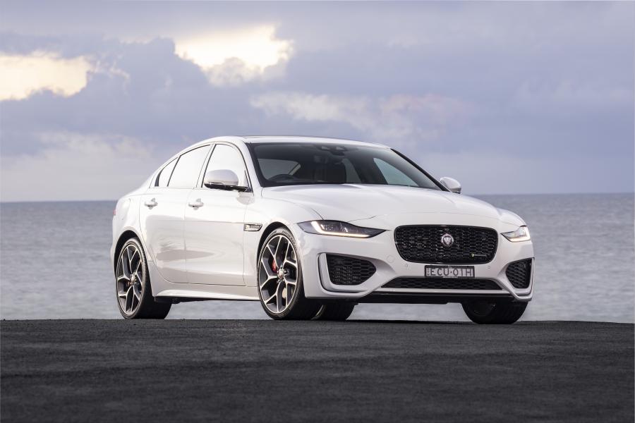  Jaguar XE P300 R-Dynamic 2019 года  (AU) (фото 1 из 40)